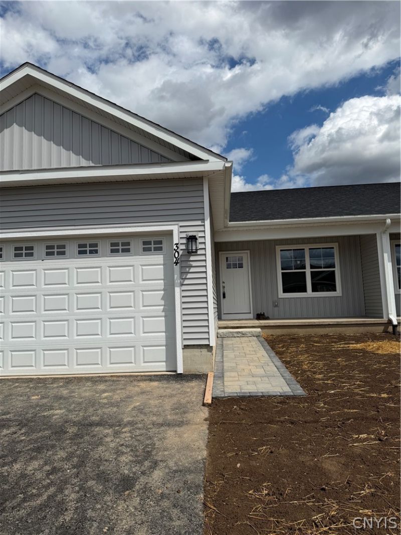 304 Nicks Way , Syracuse, NY 13209 Main Photo