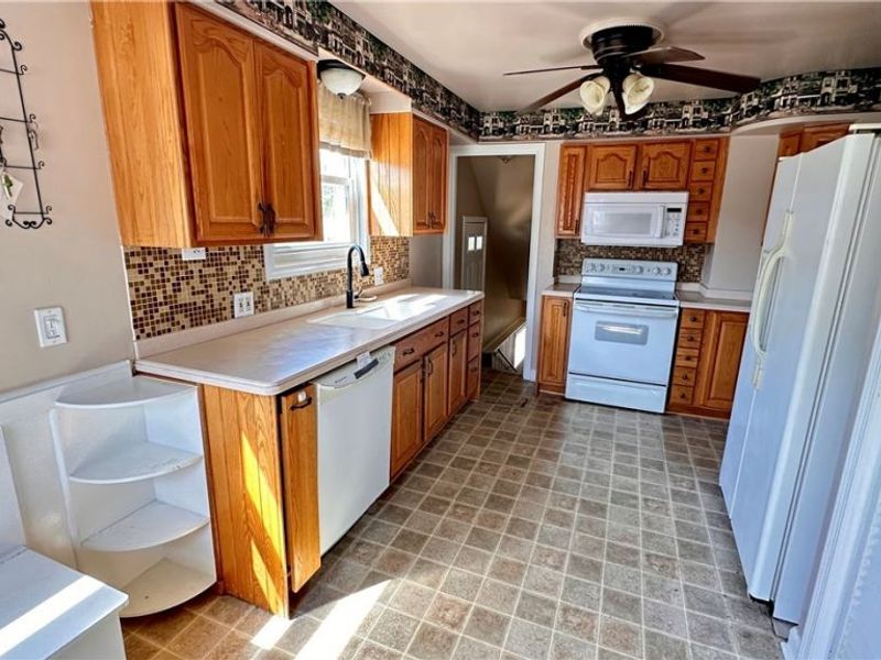 275 E 210th Street, Euclid, OH 44123 Photo 11