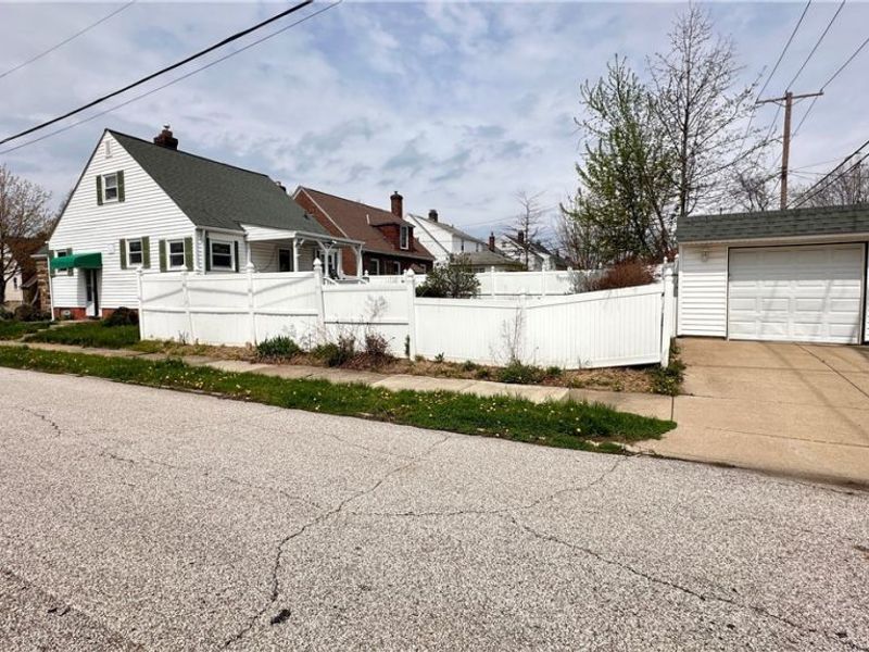 275 E 210th Street, Euclid, OH 44123 Photo 3