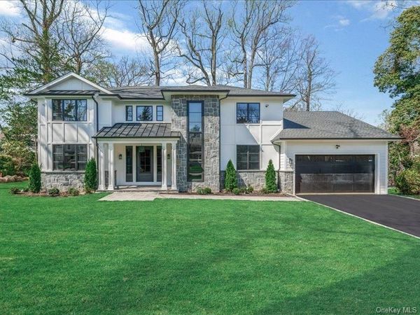 22 OLD FIELD Lane , Great Neck, NY 11020