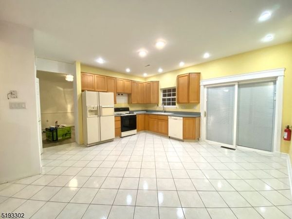 373 Stonehenge Dr, Lopatcong, NJ 08865