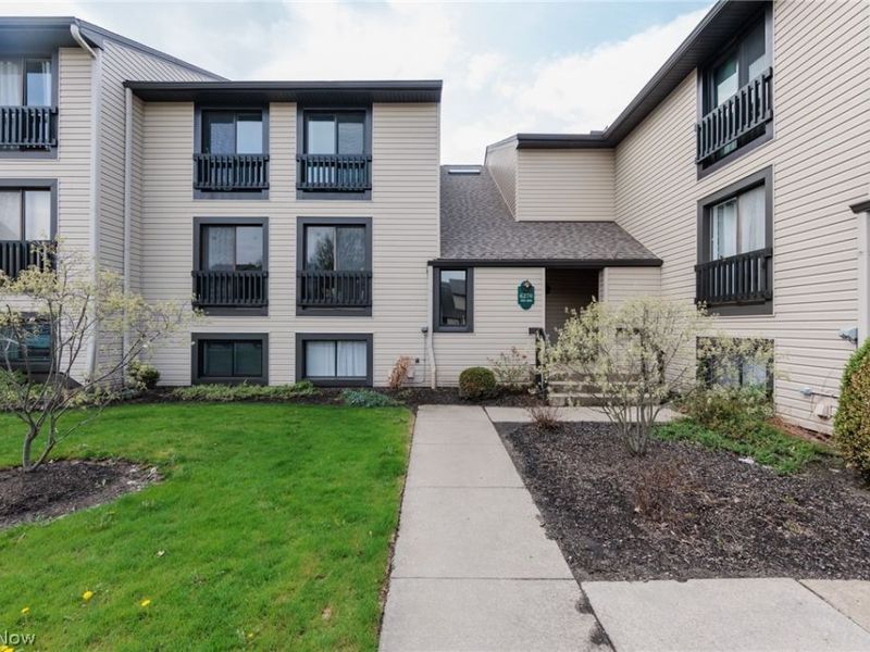 6270 Greenwood Parkway, Unit 402, Sagamore Hills, OH 44067 Photo 1