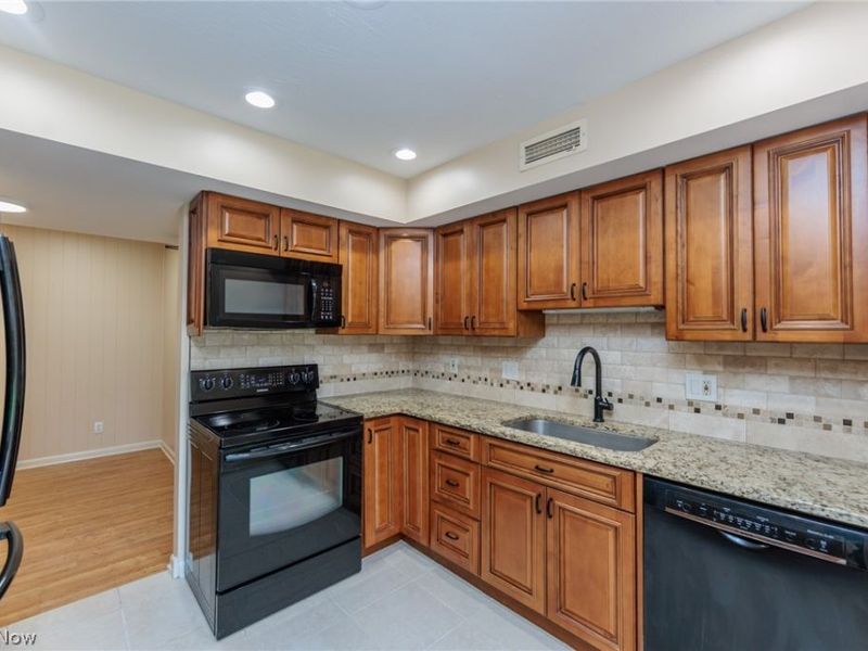 6270 Greenwood Parkway, Unit 402, Sagamore Hills, OH 44067 Photo 3