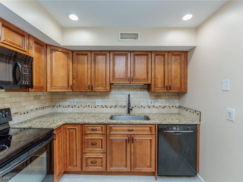 6270 Greenwood Parkway, Unit 402, Sagamore Hills, OH 44067 Photo 4