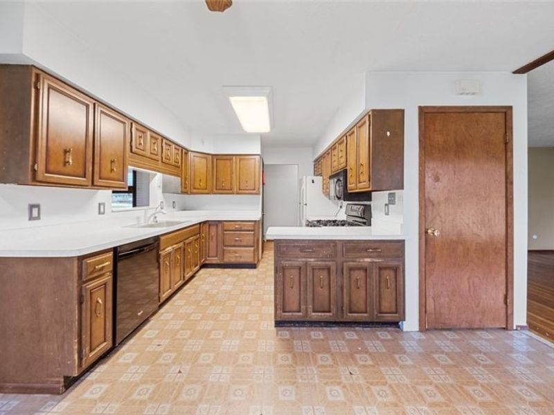 19156 Howe Road, Strongsville, OH 44136 Photo 15