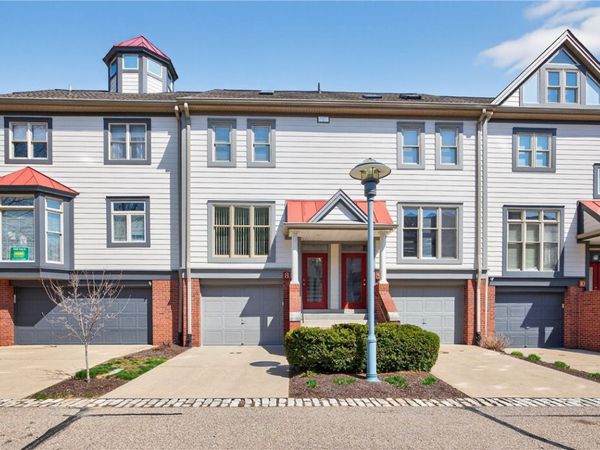 8 Waterside Pl , Pittsburgh, PA 15222