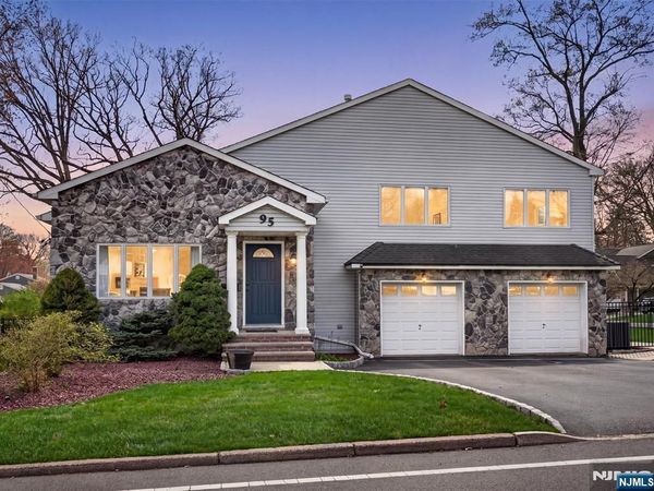 95 Clinton Avenue, HILLSDALE, NJ 07642