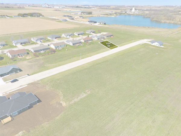 820 10th St SW, Dyersville, IA 52040