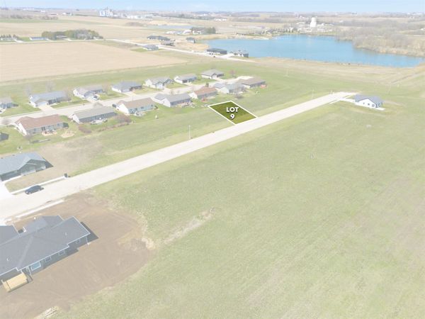 832 10th St SW, Dyersville, IA 52040