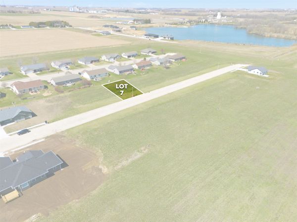 924 10th St SW, Dyersville, IA 52040