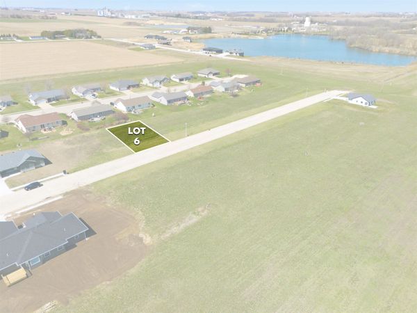 932 10th St SW, Dyersville, IA 52040