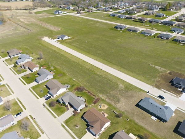 813 10th St SW, Dyersville, IA 52040