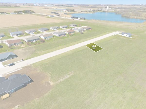 813 10th St SW, Dyersville, IA 52040