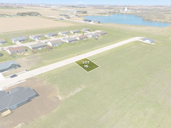 919 10th St SW, Dyersville, IA 52040