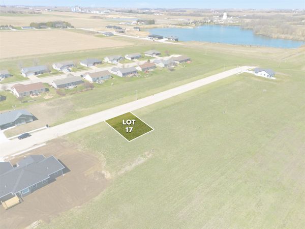 931 10th St SW, Dyersville, IA 52040