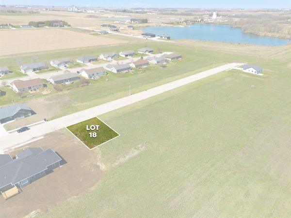 943 10th St SW, Dyersville, IA 52040