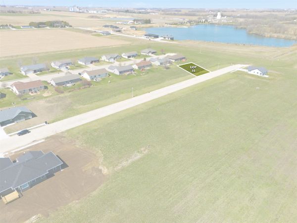 804 10th St SW, Dyersville, IA 52040