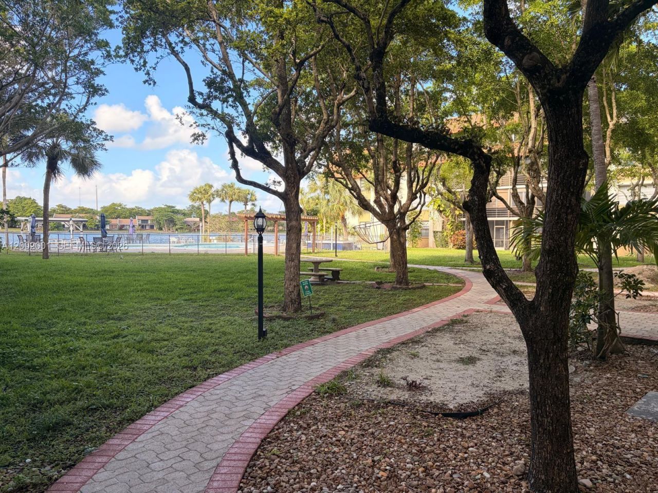 671 NE 195th St, Unit 208E, Miami, FL 33179 Photo