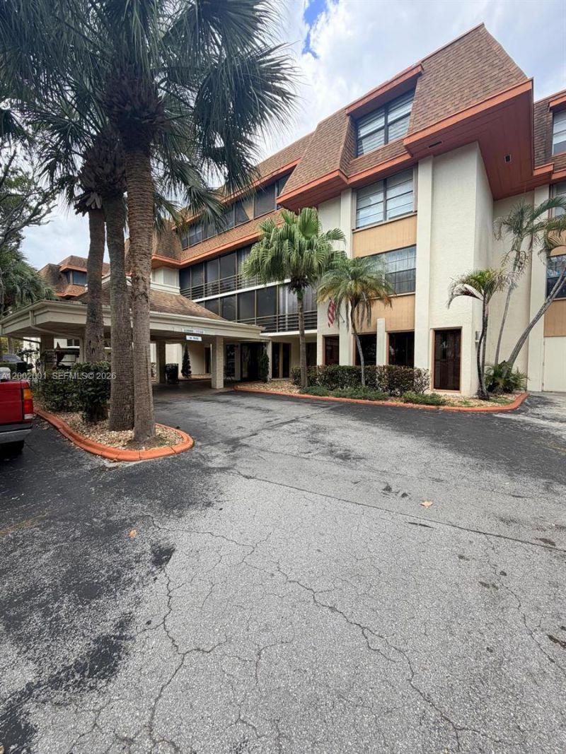 671 NE 195th St, Unit 208E, Miami, FL 33179 Photo