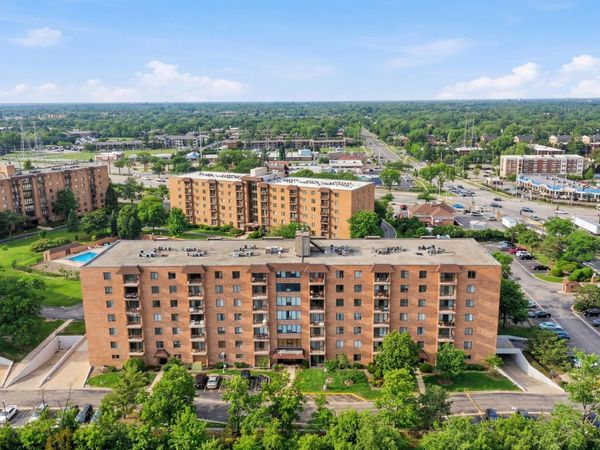 1777 W Crystal Lane , Unit 602, Mount Prospect, IL 60056