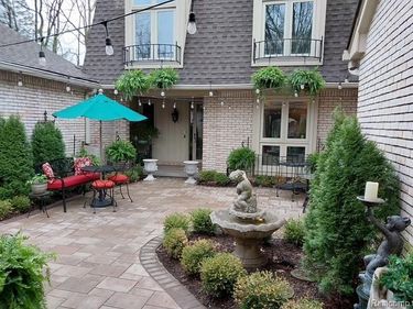 1243 Woodcrest Circle , Bloomfield Hills, MI 48304