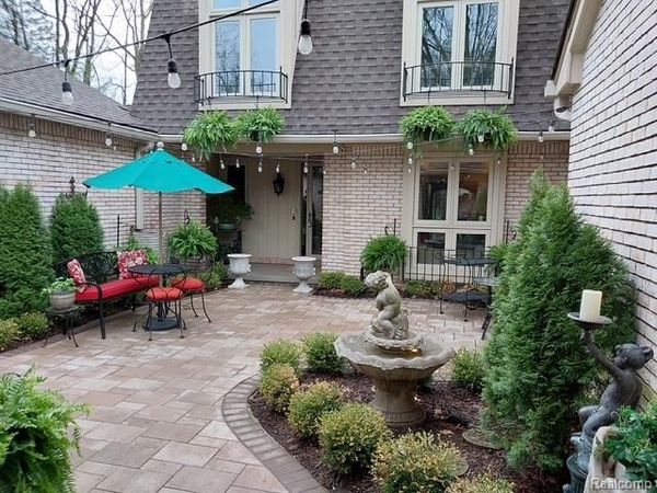 1243 Woodcrest Circle , Bloomfield Hills, MI 48304