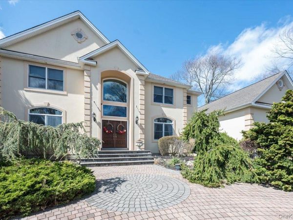 129 Round Swamp Road , Huntington, NY 11743