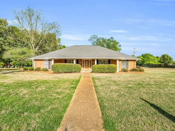 100 Brook, Starkville, MS 39759