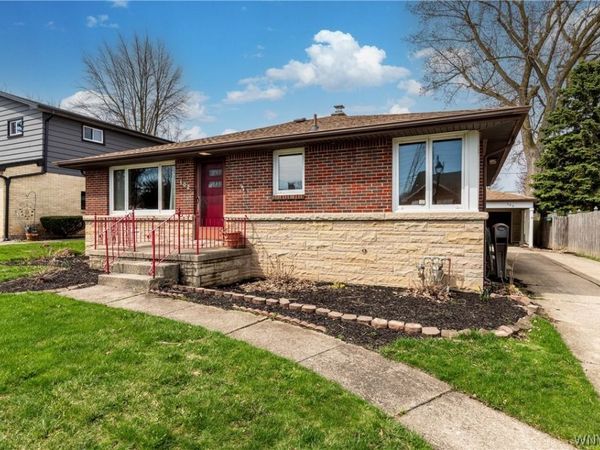 102 Cresthaven Dr , Cheektowaga, NY 14225