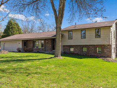 1120 Vagabond Lane N, Plymouth, MN 55447