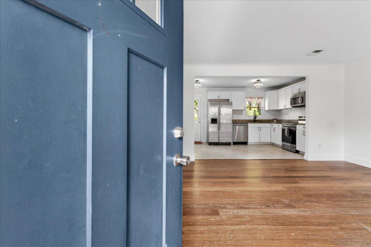 1594 Westwood Drive Photo 4