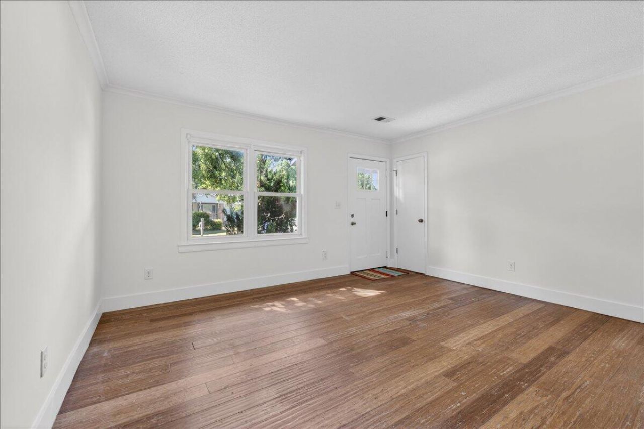 1594 Westwood Drive Photo 7