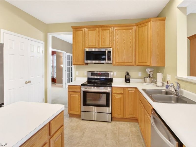 136 Stonesthrow Drive, Berea, OH 44017 Photo 6