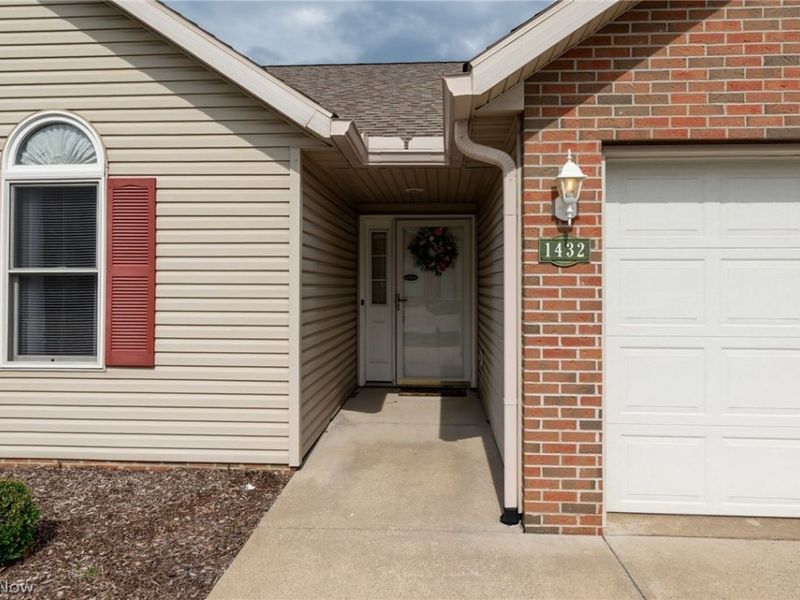 1432 Waters Edge Drive, Akron, OH 44313 Photo 2