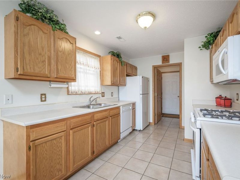 1432 Waters Edge Drive, Akron, OH 44313 Photo 9