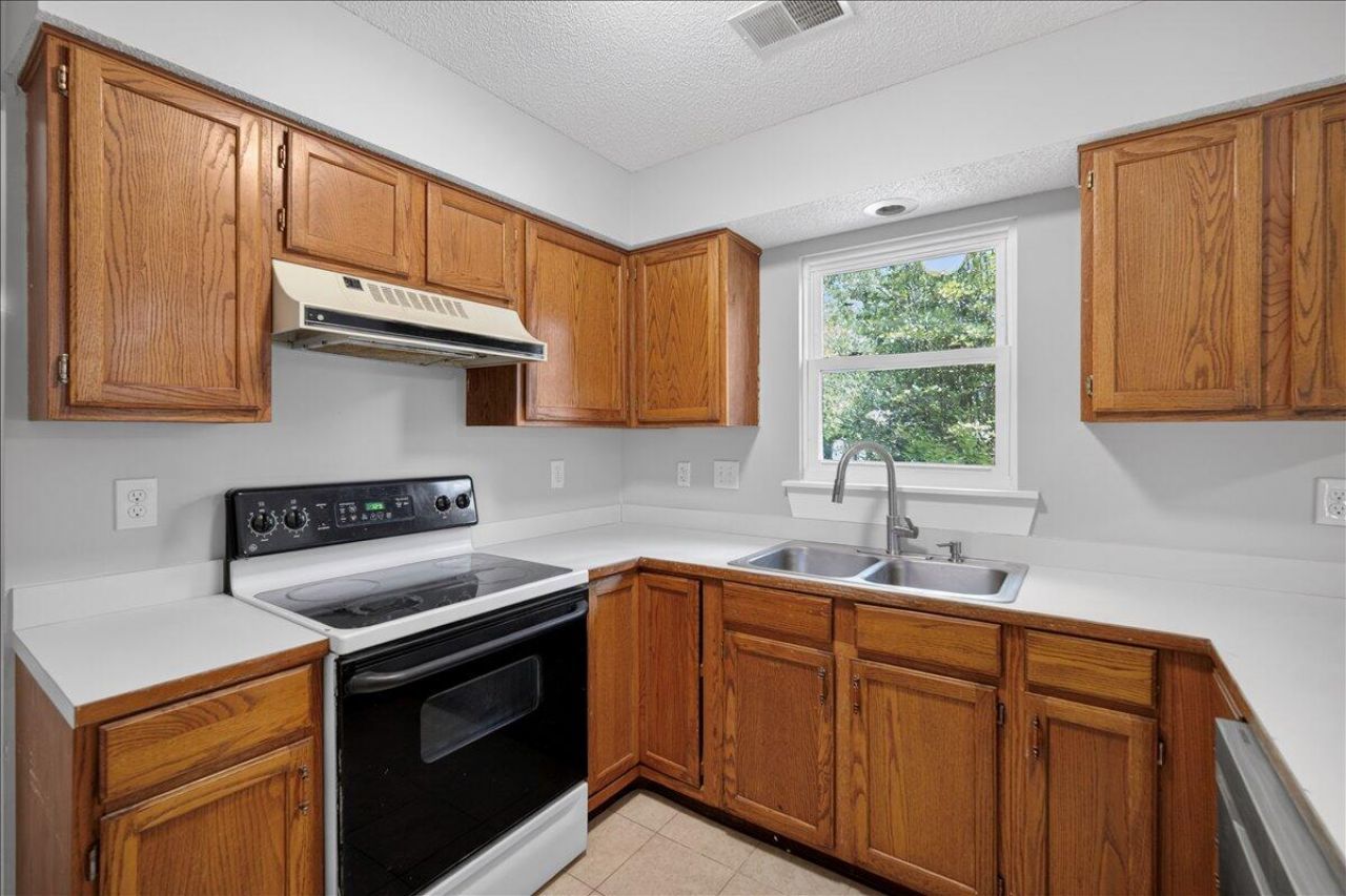 8467 Walsham Street Photo 15