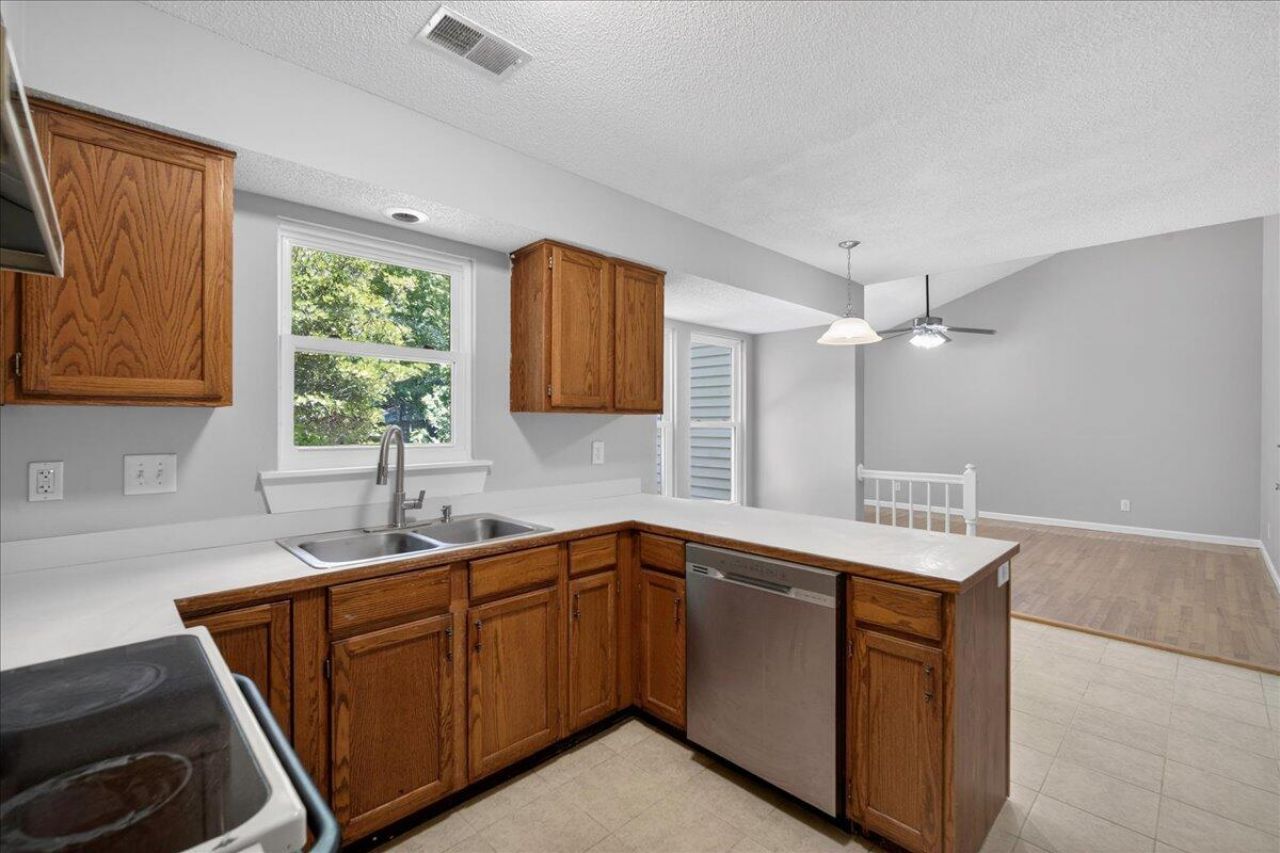 8467 Walsham Street Photo 16