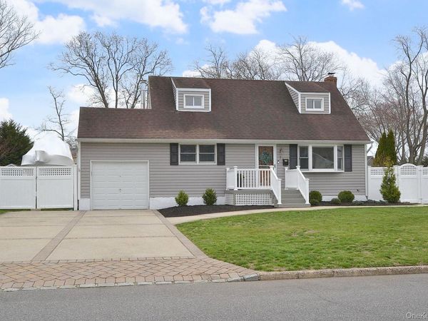 7 Katherine Place , Oakdale, NY 11769