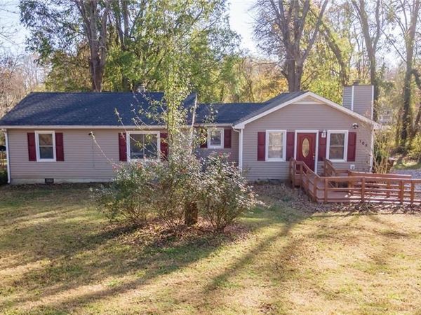 105 W Lakefield Drive , Greensboro, NC 27406