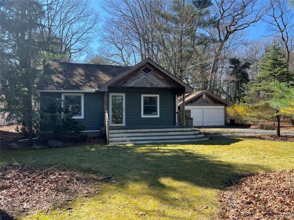 76 Mount Pleasant Road , Smithtown, NY 11787