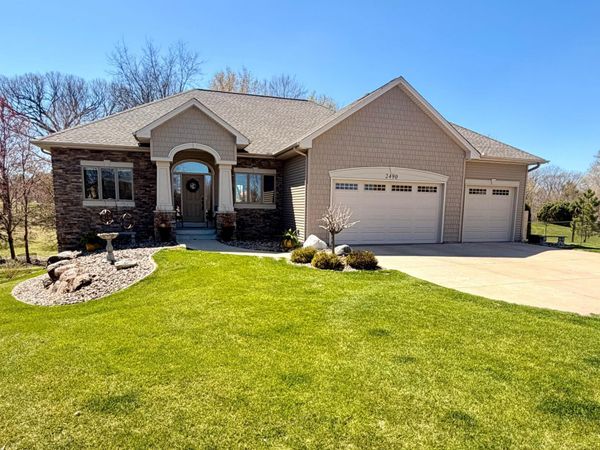 2490 Cambridge Way , Shakopee, MN 55379