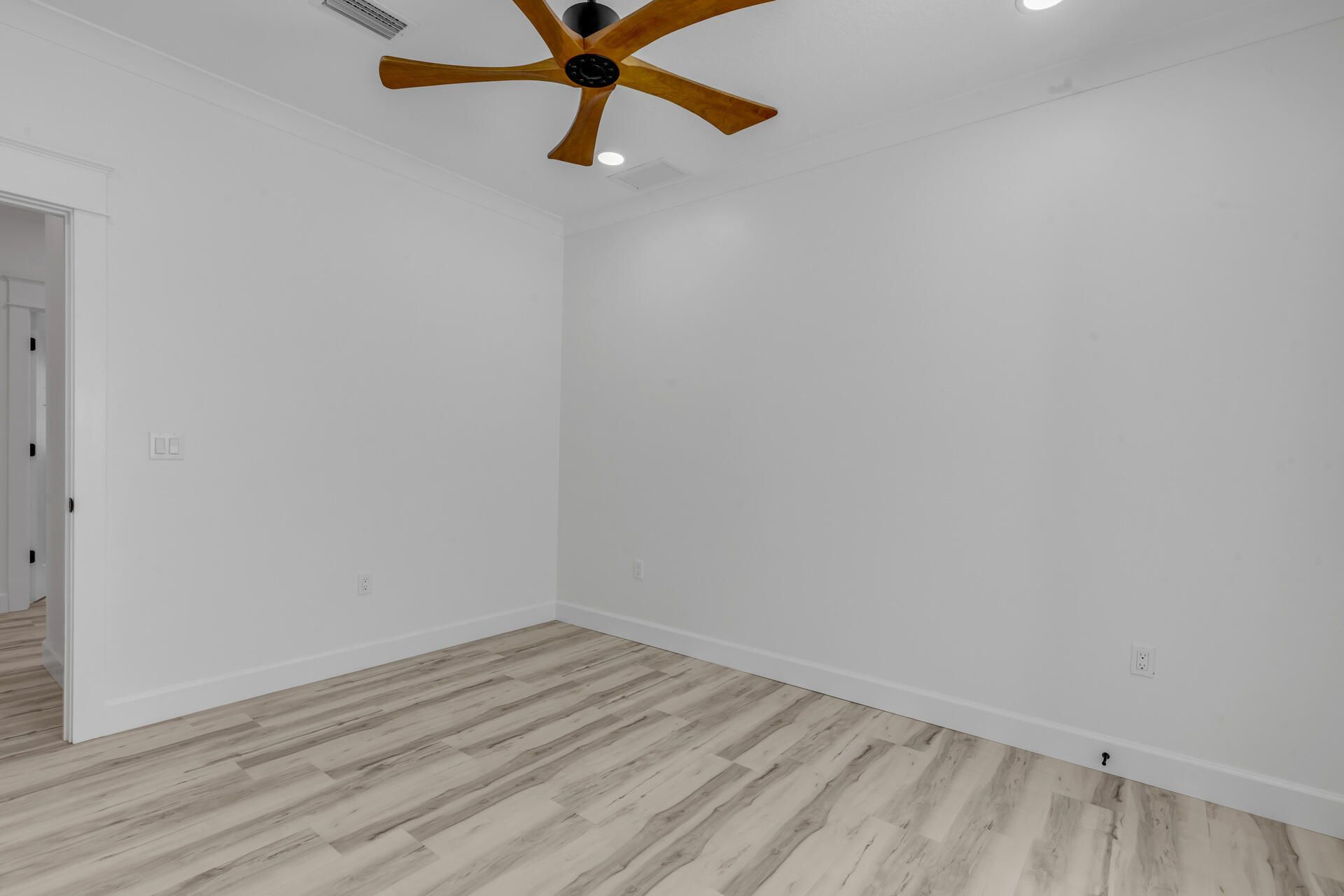 210 Due East Street, New Smyrna Beach, FL 32169 Photo