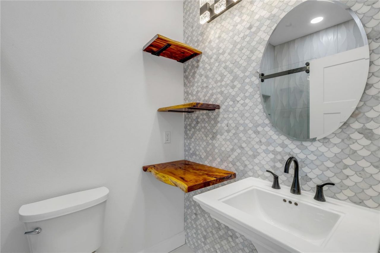 210 Due East Street, New Smyrna Beach, FL 32169 Photo