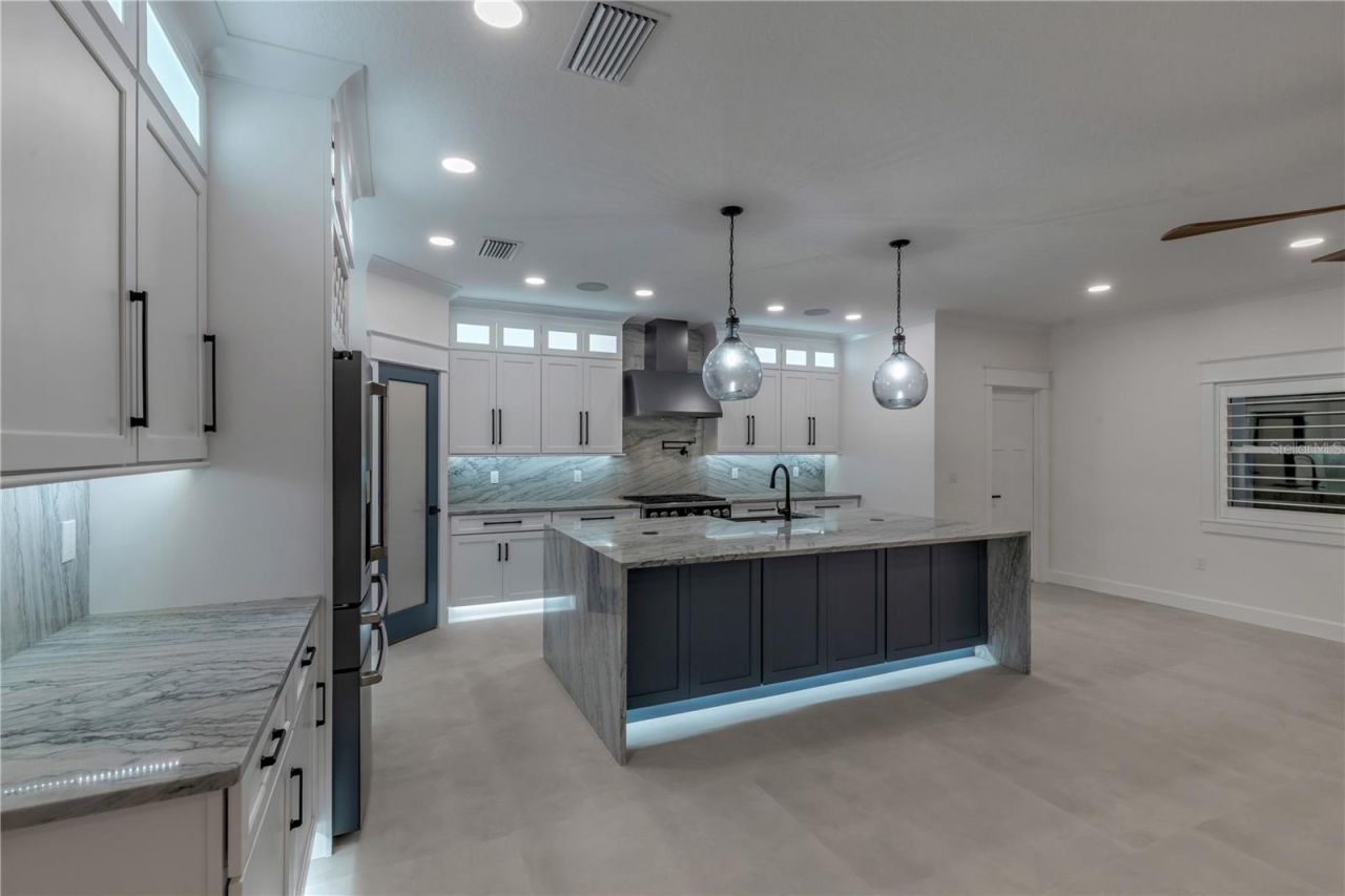 210 Due East Street, New Smyrna Beach, FL 32169 Photo