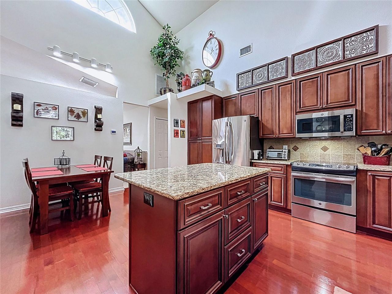 22707 Laureldale Drive , Lutz, FL 33549 Photo