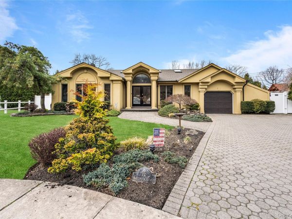 12 Kingswood Circle , Old Bethpage, NY 11804