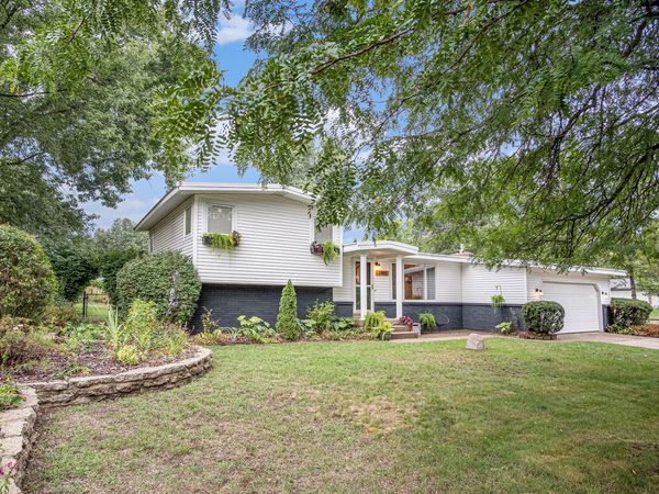 1985 Oakcliff Drive NE, Grand Rapids, MI 49525