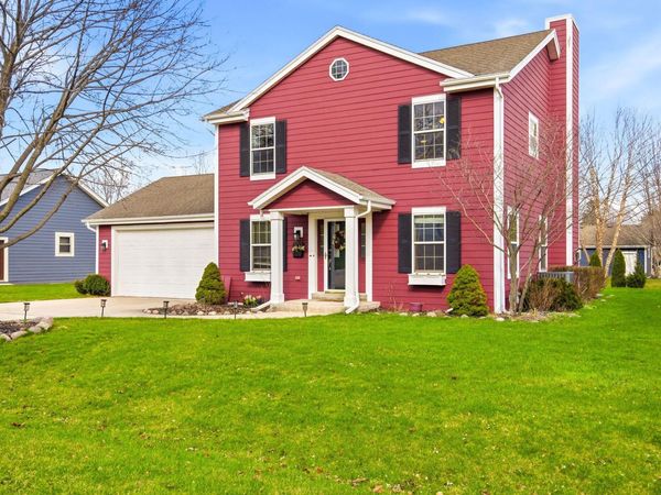 202 Stocks Dr, Delafield, WI 53018