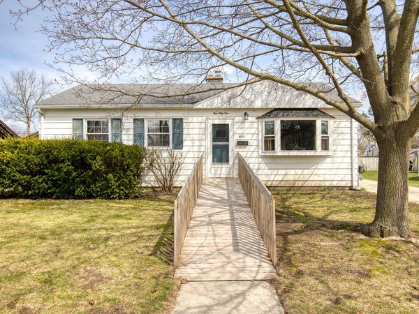 955 Lincoln Dr E, West Bend, WI 53095