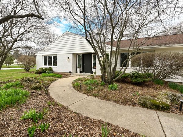 8207 N Regent Rd, Fox Point, WI 53217